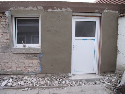 Erste Lage Putz an der Garagenwand
