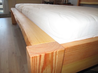 Selbst gebautes Holzbett: Fußteil