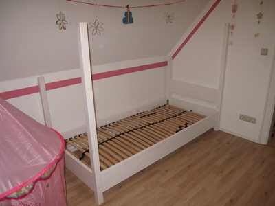 Kinderbett aus Holz